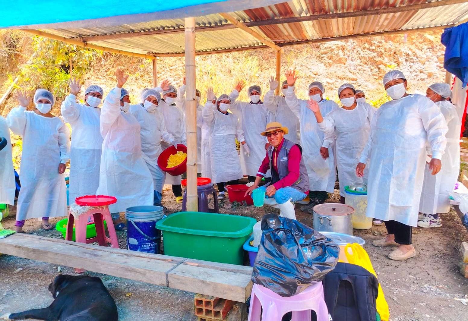 AGRICULTORES DE LA ECA PURUMPATA DE YANAHUAYA APRENDEN A TRANSFORMAR LA PIÑA EN NÉCTAR Y MERMELADA